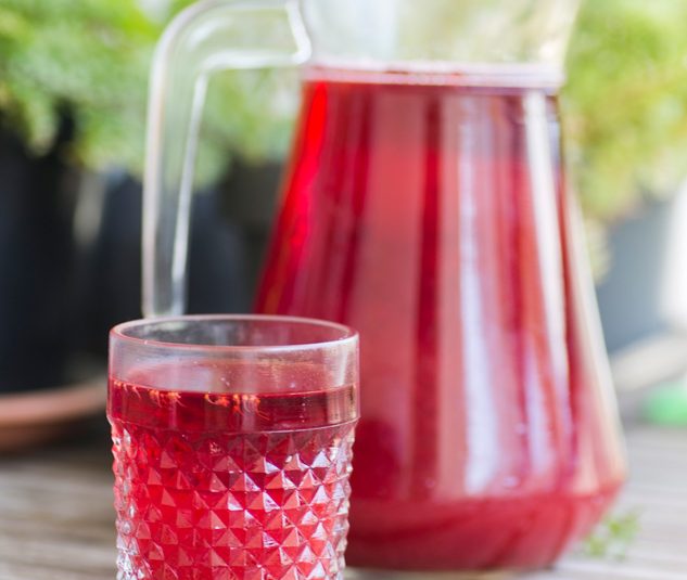 Orzeźwiający napój z hibiskusa, truskawek i wody różanej