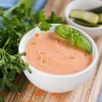 Pomidorówka z ciecierzycą i ryżem oraz domowym pesto
